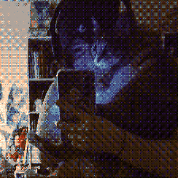 Photo de moi dans le miroir tenant ma minettte Citrouille dans les bras