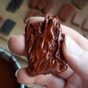 Photo de mon expérimentation avec la colle à l'ocre